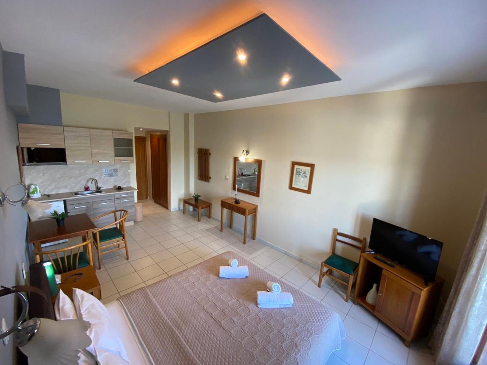 Thrassa Hotel Tycheron Экстерьер фото